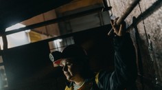 Ukrajina sťahuje čoraz viac mužov na front. Ženy sa musia naučiť šoférovať nákladné autá a pracovať v baniach