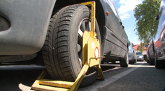 Na parkovisku stojí už mesiac auto s papučou. Nikto sa k nemu nehlási