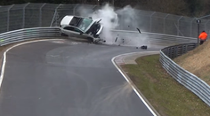 VIDEO: Turisti si to namierili na pretekársky okruh, zo zákruty už leteli vzduchom