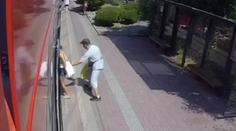 VIDEO: Polícia hľadá muža z videa. Pri nastupovaní do električky v Bratislave obchytkával cestujúcu
