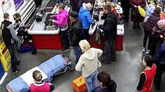 VIDEO: Žena počas platenia v obchode začala rodiť. Pomáhali jej predavačky