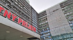 Nemocnica v Poprade sa po 50 rokoch dočkala zásadnej rekonštrukcie. Denne sa v nej strieda cez 100 robotníkov