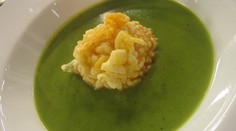 Polievka z čerstvého šťaveľa s chedar syrom