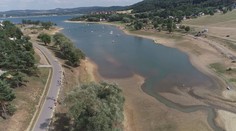 Leto vrcholí, no turisti na Domašu nechodia. Na vine je vraj úradník, ktorý dovolil veľký výpust vody