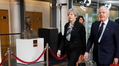 Expremiér Major vyzýva Mayovú ku kompromisu, navrhol jej dve možnosti