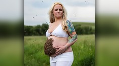 Žena sa odfotila s tisíckami včiel na jej tehotenskom bruchu, aj keď je na ne alergická