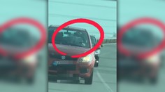 VIDEO: Oprel si knihu o volant a čítal počas šoférovania. Policajti riešia kurióznu jazdu