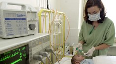 Poslanci posunuli v parlamente právo dieťaťa na sprievod rodiča v nemocniciach. Tie tvrdia, že pre všetkých nemajú miesto