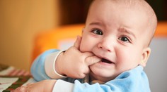 Trápi vaše bábätko rast zubov? Zvládnite to so zaužívanými radami bez bolesti a plaču