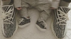 Roztomilá fotka otca so synom. Viete, komu patria tie nožičky?