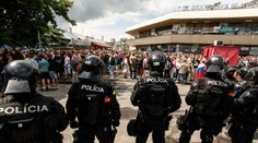 Mladíka dokopalo asi 20 kukláčov, zásah bol podľa inšpekcie v poriadku