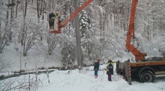 Po snehovej kalamite sa situácia upokojuje, no tisíce ľudí stále nemá elektriku