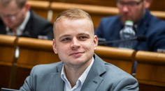 Politico zaradil Mazureka na zoznam najčudnejších europoslancov. Figuruje v ňom ako „usmievavý rasista“