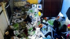 Otec žil s tromi deťmi v katastrofálnych podmienkach. Všade bola špina a výkaly