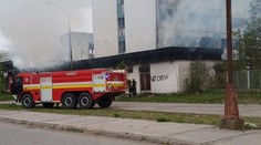 Polícia už zrejme vie, kto je podpaľač z Košíc. Internetom sa šíri video, ako mladík zapaľuje papiere