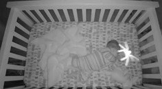 Zábery ako z hororového filmu. K malému bábätku sa v noci prikradol nečakaný hosť