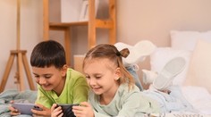 Kedy je správny čas na prvý mobil pre dieťa? Odborníčka radí, na čo si dať pozor