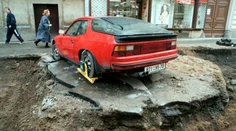 Za zle zaparkované auto v dedine mastná pokuta. Oddnes môžu pokutovať aj obce