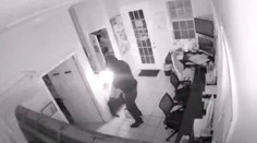 VIDEO: Zlodej, podpaľač, ale najmä babrák. Kamera zachytila lúpež ako z grotesky