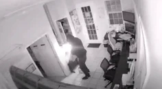 VIDEO: Zlodej, podpaľač, ale najmä babrák. Kamera zachytila lúpež ako z grotesky