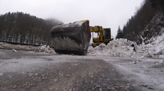 Železničný a cestný ťah na Oravu zasypali už desiatky lavín: Takto to tam vyzerá