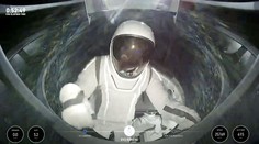 Miliardár absolvoval komerčnú prechádzku po vesmíre. Je prvým civilistom, ktorý tak urobil