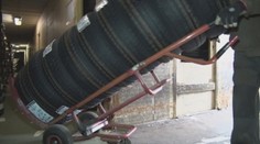 Okrádal vlastných? Policajt sa pokúsil predať pneumatiky zo služobného auta