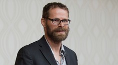 Hral za St. Louis, fandil Bostonu. Handzuš zložil dokaličenému Chárovi obrovskú poklonu