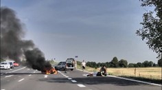 Dráma na obchvate v Trnave. Mladík ležal blízko motorky, z ktorej šľahali plamene