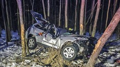 Narazil s autom do stromu a prevrátil sa na bok. Pri nehode na východe zahynul vodič (†79)