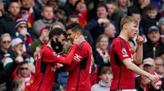 Zamotaná hra o trón. United vzal dôležité body Liverpoolu aj gólom z polovice z ihriska