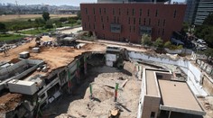 V Tel Avive sa na budovu zrútil obrovský žeriav, pod sutinami sú uväznení ľudia