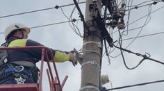 Firmy si vešali optické káble na stĺpy nelegálne. Teraz ich odstrihli a ľudia sú bez internetu