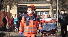 Robotníci mali opraviť strechu a vrátiť sa k rodinám. Namiesto toho ich ratovali záchranári