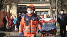 Robotníci mali opraviť strechu a vrátiť sa k rodinám. Namiesto toho ich ratovali záchranári