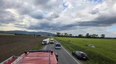 Hromadná nehoda na východe Slovenska: Hlásia viacerých zranených, cestu uzavreli