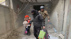 Šesťročná Ukrajinka bývala v pivnici so starými rodičmi. Napriek výbuchom išla za tehotnou mamou