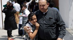 Pri zemetrasení sa zrútila škola. Zomrelo 20 detí, ďalšie volajú o pomoc