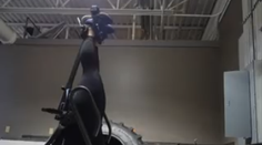 VIDEO: Žena v posilňovni uviazla dole hlavou. Pomoc si privolala smart hodinkami