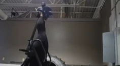 VIDEO: Žena v posilňovni uviazla dole hlavou. Pomoc si privolala smart hodinkami