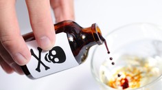 Tínedžerka (14) otrávila svojho manžela a jeho priateľov. Použila jed na krysy