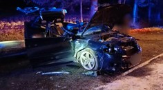 Auto plné tínedžerov vyletelo pri Makove z cesty. Jeden mŕtvy a štyria ťažko zranení