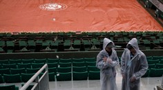 Djokovič v daždivú sobotu pohodlne postúpil do osemfinále