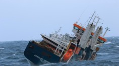 More pri Nórsku voľne unáša loď a hrozí jej prevrhnutie. Pre zlé počasiu ju nevedia odtiahnuť