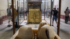 FOTO: Chcel ho iba posunúť. Zvedavý chlapec rozbil v múzeu v Haife 3500 rokov starý džbán