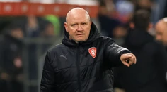 Zahanbujúcu prehru na Faerských ostrovoch neustál. Tréner Ivan Hašek skončil na lavičke Česka