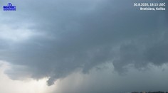 VIDEO: Bratislavu prekvapil downburst, ľudia ratovali, čo sa dalo