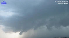 VIDEO: Bratislavu prekvapil downburst, ľudia ratovali, čo sa dalo
