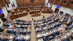 Rozprava o 500-eurových poukazoch za očkovanie pokračuje