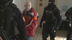 Tvrdí, že pred 15 rokmi nevraždil. Súd mu obnovu konania zamietol, on stratil v miestnosti nervy